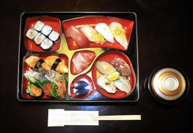 一力遼天元が注文した「活魚料理　きた八」の特注弁当とホテル提供の赤だし＝６日、洲本市のホテルニューアワジ