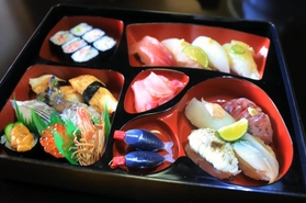一力遼天元が注文した「活魚料理　きた八」の特注弁当＝６日、洲本市のホテルニューアワジ