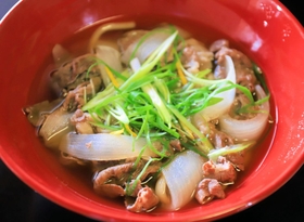 関航太郎七段が注文した肉うどん＝６日、洲本市のホテルニューアワジ