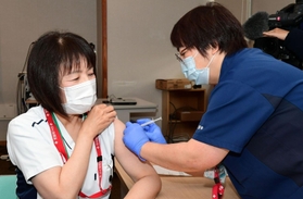 新型コロナウイルスワクチンの３回目接種を受ける医療従事者（左）＝６日午前、兵庫県立淡路医療センター（撮影・中西幸大）