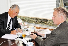 笠井智一さん（左）に取材するダニエル・キングさん＝伊丹市内（提供写真）