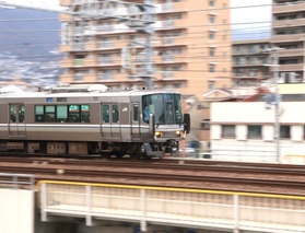 市街地で全国トップ級の時速１３０キロを出す新快速＝西宮市和上町