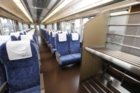 荷物置き場（右）などを設け、車内の快適性を高めた新快速「Ａシート」＝２７日午後、ＪＲ西日本網干総合車両所（撮影・大森　武）