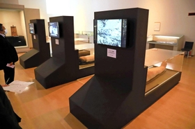 新発見を伝える映像資料やミイラが並ぶ展示室＝神戸市中央区脇浜海岸通１、兵庫県立美術館