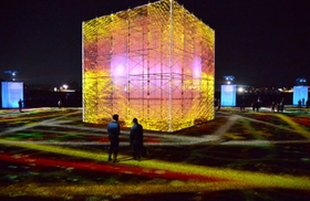 きらびやかな光で打ち上げ花火や川の流れを表現した映像作品＝９日夜、加古川左岸河川敷（撮影・笠原次郎）
