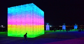 花火や川の流れなどをイメージした光の映像作品＝９日夜、加古川市加古川町本町（撮影・笠原次郎）