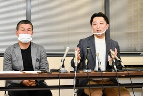 来年の「１・１７のつどい」について説明する藤本真一さんら＝神戸市役所
