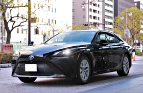 市長公用車として導入したトヨタの「ＭＩＲＡＩ（ミライ）」（神戸市提供）