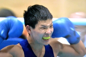 全日本選手権決勝で勝利を確信し、ガッツポーズを取る松本流星選手（日本ボクシング連盟のユーチューブ動画から）