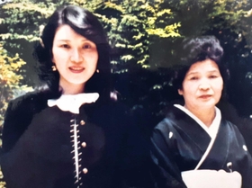 モニュメントに名が刻まれた増田悦子さん（右）と美紗子さん（増田潤さん提供）