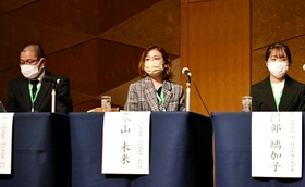 語り部活動について話す米山未来さん（中央）ら＝１１日午後、神戸市中央区波止場町