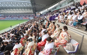 新型コロナ禍による２度の延期のため、約１年遅れで開催された神戸市の成人式。午前、午後の２回に分けるなど感染対策にも気を配って行われた＝１２日午前、神戸市兵庫区のノエビアスタジアム神戸（撮影・小林良多）