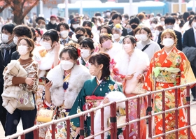 約１年の延期の末に開催された神戸市の成人式。振り袖姿の女性も数多く参加した＝１２日午後、神戸市兵庫区のノエビアスタジアム神戸（撮影・小林良多）