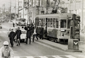 かつて、神戸市民の足として利用された神戸市電。廃止当日、１９７１年３月１３日の和田岬停留所の様子