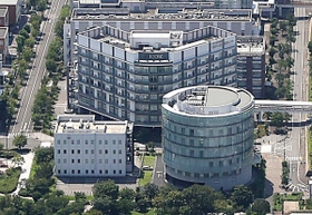 神戸大病院国際がん医療・研究センター（奥）とメディカロイドの入るビル（右手前）、遠隔手術の実証実験などを行う施設（左手前）が近接する医療産業都市の一角＝２０２０年８月、神戸・ポートアイランド