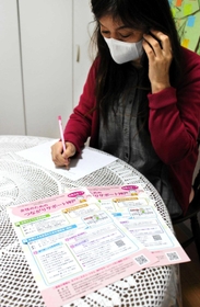 コロナ禍で困窮する女性の相談に乗る支援団体スタッフ＝兵庫県内