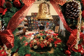 最終盤を迎えているクリスマスのリース作り＝神戸市須磨区弥栄台３