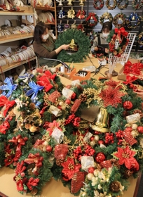 大詰めを迎えているクリスマスリースの生産＝神戸市須磨区弥栄台３