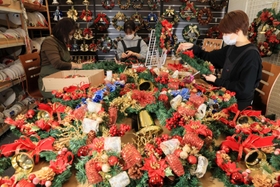大詰めを迎えているクリスマスリースの生産＝神戸市須磨区弥栄台３