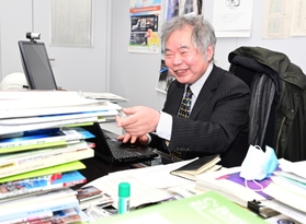 資料が山積みの研究室で分単位のスケジュールをこなしている室崎益輝さん＝神戸市中央区脇浜海岸通１（撮影・中西幸大）