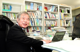 資料が山積みの研究室で分単位のスケジュールをこなしている室崎益輝さん＝神戸市中央区脇浜海岸通１（撮影・中西幸大）