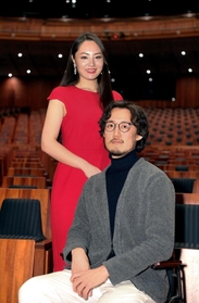 「メリー・ウィドウ」の成功を生かしたいと誓う高野百合絵（左）と黒田祐貴＝兵庫県立芸術文化センター（撮影・秋山亮太）