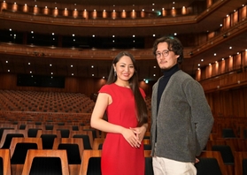 「メリー・ウィドウ」の成功を生かしたいと誓う高野百合絵（左）と黒田祐貴＝兵庫県立芸術文化センター（撮影・秋山亮太）