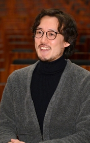 　黒田祐貴（くろだ・ゆうき）　東京芸術大学声楽科卒業、同大学院音楽研究科修士課程オぺラ専攻修了。大学院在籍中に芸大フィルハーモニア管弦楽団合唱定期演奏会や芸大メサイアのソリストを務め、修了時に大学院アカンサス音楽賞受賞。イタリアへ留学。日本音楽コンクール声楽部門第２位。新型コロナ禍で、ユーチューブを使った「フニクラフニクラ」の替え歌「アベノマスク」を配信し、３２万回再生を記録。ＳＮＳでも話題になる。生まれた時から大の阪神ファン。