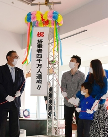 搭乗者４０００万人目としてくす玉を割った岡本望さん（右から３人目）ら＝１５日午前、神戸空港（撮影・坂井萌香）