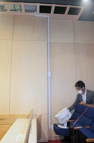 座席近くのサーキュレーターで天井部の排気ダクトに空気を送り込むテストの様子＝神戸新開地・喜楽館