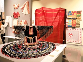 舞踊衣装の立体感など、着用時の自然な美しさを引き出した展示＝大阪府吹田市、国立民族学博物館