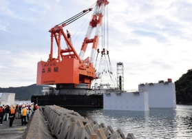 設置された浮上式水門。外枠部分が海面から出ている＝１６日午後、南あわじ市の福良湾