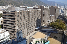再整備事業の見直しが決まった兵庫県庁舎＝神戸市中央区下山手通５（撮影・谷川直生）