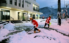 ＪＲ和田山駅前で除雪する作業員＝１８日朝、朝来市和田山町東谷