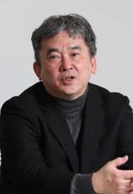 「新型コロナに対応してきた医師や看護師にはもっと支援が必要」と主張する真山仁さん（撮影・長嶺麻子）