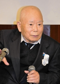 「国民のつどい」終了後、報道陣の取材に応じる有本明弘さん＝１８日午後、神戸市中央区下山手通４