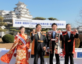 Ｇ７関係閣僚会合の誘致をアピールする（右から）齋木俊治郎・姫路商工会議所会頭、斎藤元彦・兵庫県知事、清元秀泰・姫路市長、姫路お城の女王の竹内瞳さん＝１９日午前、姫路市本町
