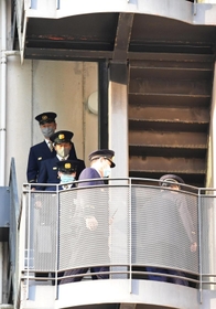 大阪ビル火災を受け、防火設備を確認する神戸市消防局の職員ら＝２０日午後、神戸市中央区三宮町１（撮影・坂井萌香）