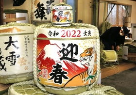 職人の手で仕上げられた菰樽＝２１日午前、尼崎市の岸本吉二商店