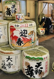 職人の手で仕上げられた菰樽＝２１日午前、尼崎市の岸本吉二商店