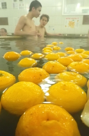 早朝からゆず湯を楽しむ人たち＝２２日朝、神戸市灘区水道筋１