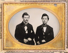 ヒコ（右）が友人ヴァン・リードと米サンフランシスコで撮影したガラス板写真（播磨町郷土資料館提供）