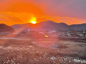龍野橋から揖保川越しに見た夕焼け＝１２月１７日、たつの市龍野町富永