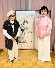 大谷隆子さん（左）と声楽家の林裕美子さん。霞城館でのコンサートでも背景に大谷さんの聖人の絵が使われた＝１１月１３日、たつの市龍野町上霞城
