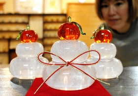 愛らしいガラス製の鏡餅＝丹波篠山市西谷、ガラス工房るん