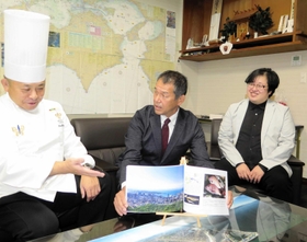 海洋ＳＤＧｓの学術書を手にする明石浦漁協の戎本裕明組合長（中央）と、執筆した神戸北野ホテルの山口浩さん（左）、文化産業科学者の石山徹さん＝明石市岬町、明石浦漁協