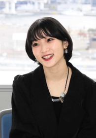 ファーストシングルをリリースし、今後の抱負を語る宮本佳林＝神戸新聞社