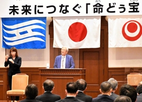 記念講演で島田叡・元沖縄県知事の功績を紹介する五百旗頭真・兵庫県立大理事長＝２５日午後、神戸市中央区下山手通４、兵庫県公館