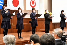 「平和の尊さを次世代につなぐ」と宣言する兵庫高校の生徒ら＝２５日午後、神戸市中央区下山手通４、兵庫県公館