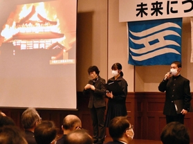 火災で焼失した首里城の復旧状況を説明する那覇高校生。兵庫県は義援金を贈った＝２５日午後、神戸市中央区下山手通４、兵庫県公館